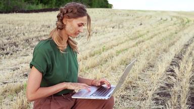 女人农民稻草他聪明的农业坐着农田微笑数字平板电脑女农学家专家研究监控分析数据农业综合企业高加索人工人农业场
